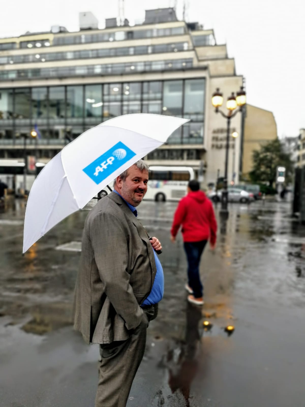 AFP — Emmanuel devant le siège
