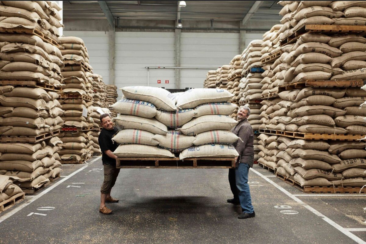 I Havre A Dream — Emmanuel Bachellier et Bruno Caufourier portant une palette de sacs de café